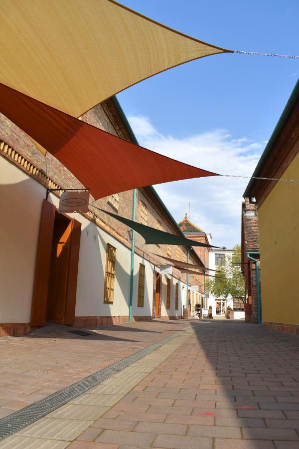 Zsolnay Negyed Vendeghaza Aparthotel Pecs Exterior photo